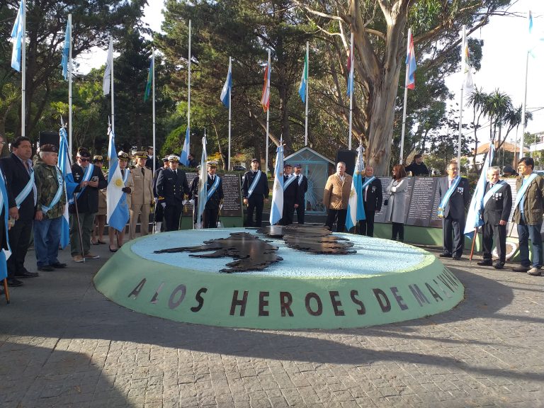 A 40 a帽os del hundimiento del B/P NARWAL, emotivo homenaje en la plaza hom贸nima