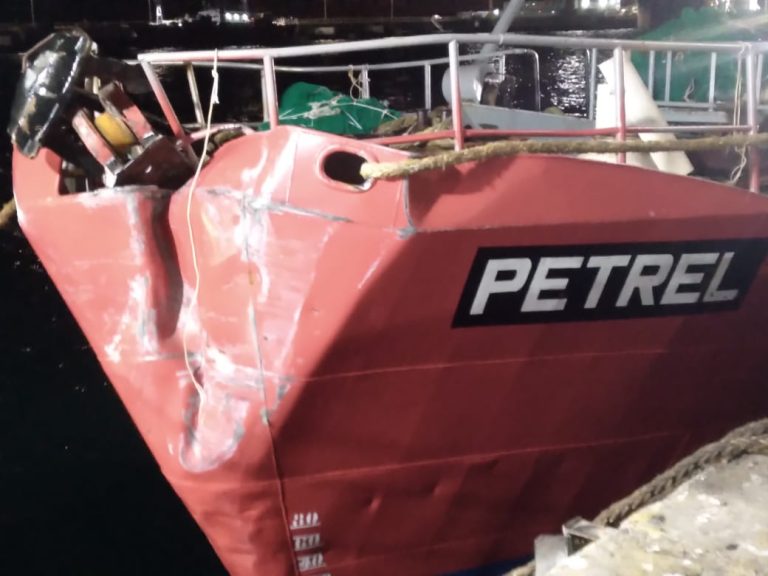 BP Petrel embisti贸 a un Buque Portacontenedores amarrado en Puerto Madryn