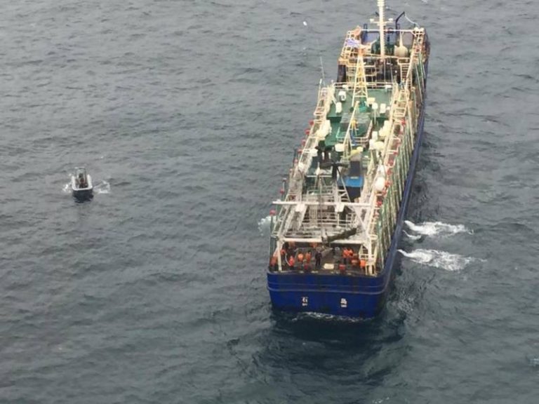 Uruguay, poco serio. Escandalosa protecci贸n a buque potero chino en operaciones a 50 millas de Maldonado