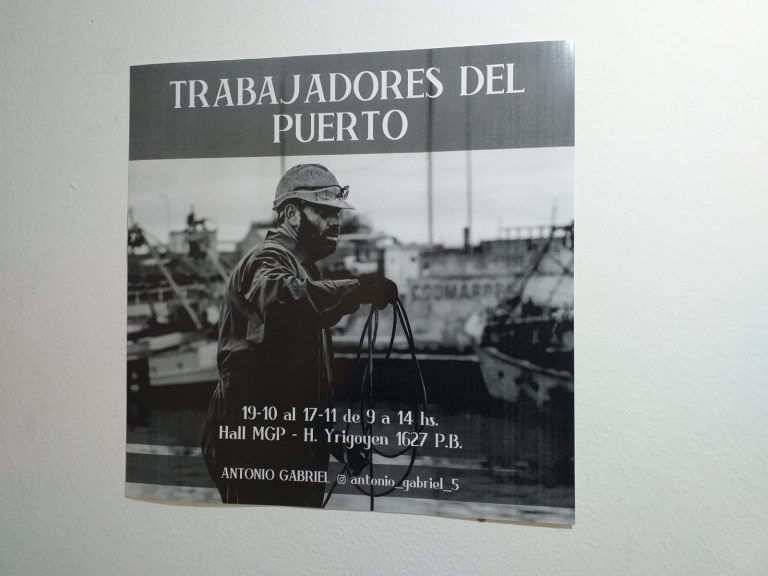 Exposici贸n fotogr谩fica 禄 Trabajadores del Puerto 禄 se expone en el Hall Municipal