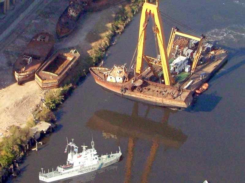 Grúa flotante Magnus VI intentará remover el BP Pescargen IV hundido en el muelle de Puerto Madryn