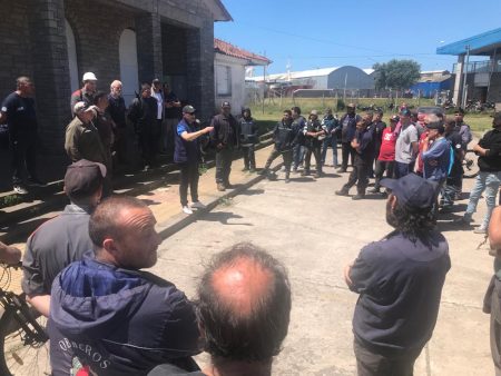 Obreros navales se movilizan en el puerto: exigen recomposici贸n salarial