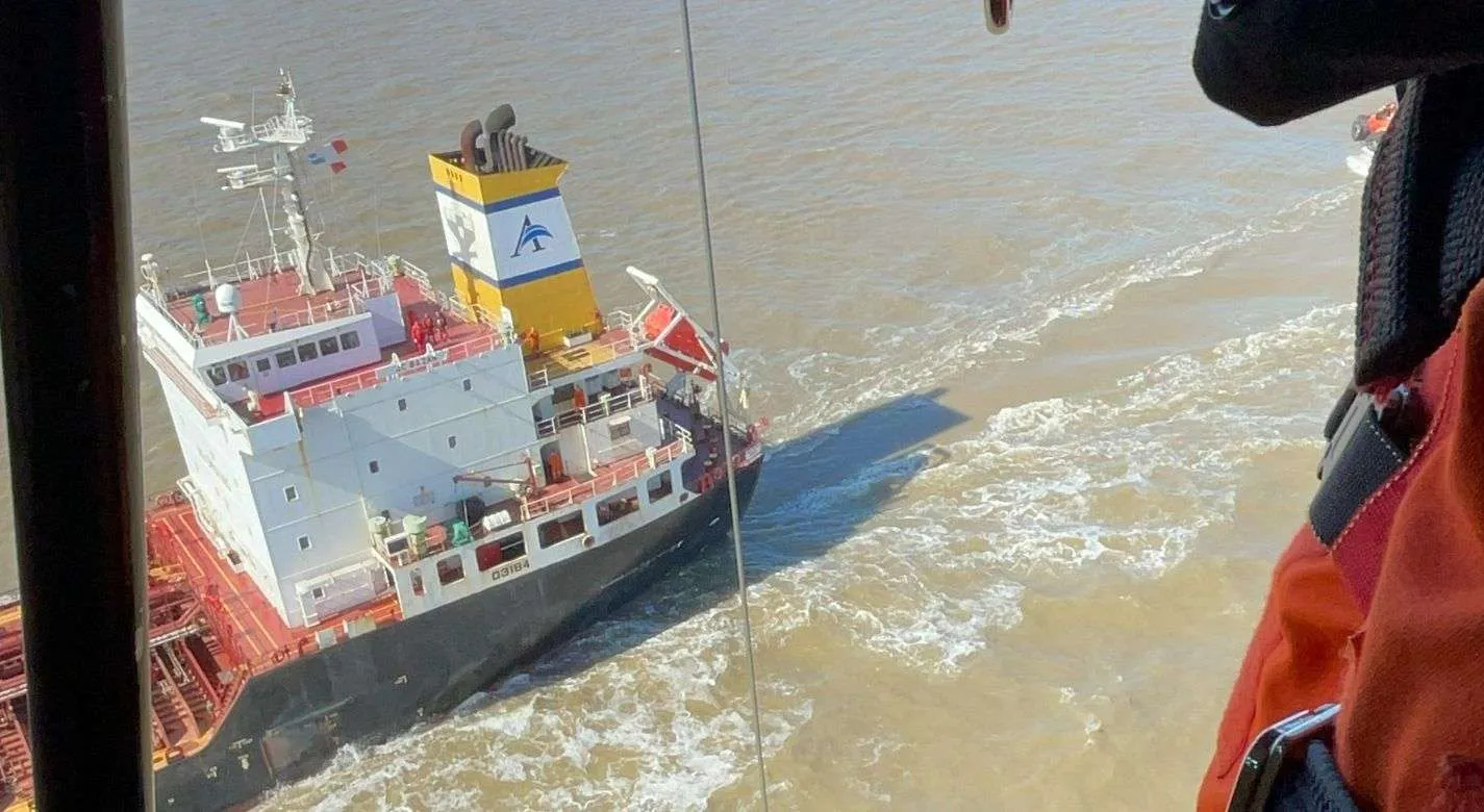 Aeroevacúan al Capitán del Buque Tanque J C Bazán mientras sufría un ACV