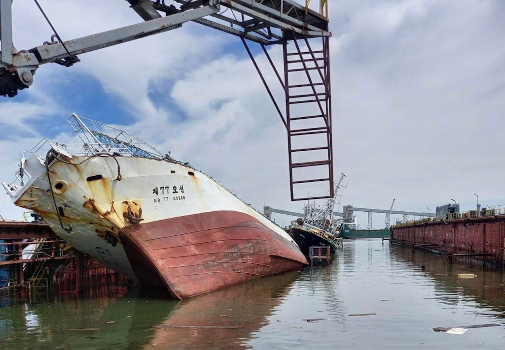 El hundimiento del dique seco Tsakos, en Montevideo podría poner en jaque a la industria pesquera uruguaya