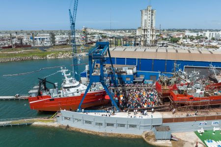 Fiesta en el puerto. Una nueva botadura en el Astillero Contessi, es el turno del BP Huafeng 881 del grupo Arbumasa