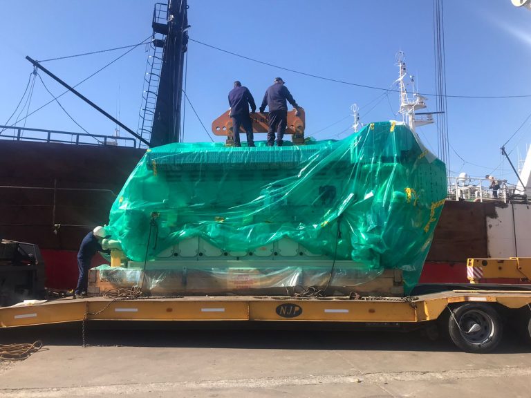 Renovaci贸n de flota. En exitosa maniobra, colocaron el motor principal al BP Luca Mario