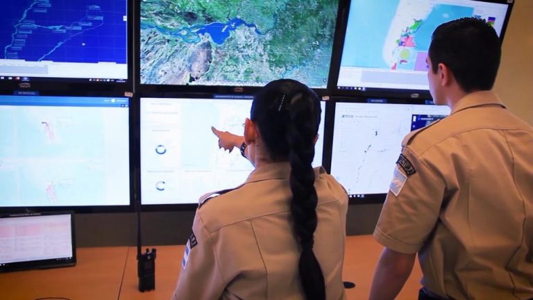 Prefectura Naval Argentina monitoreando la flota extranjera en la milla 201