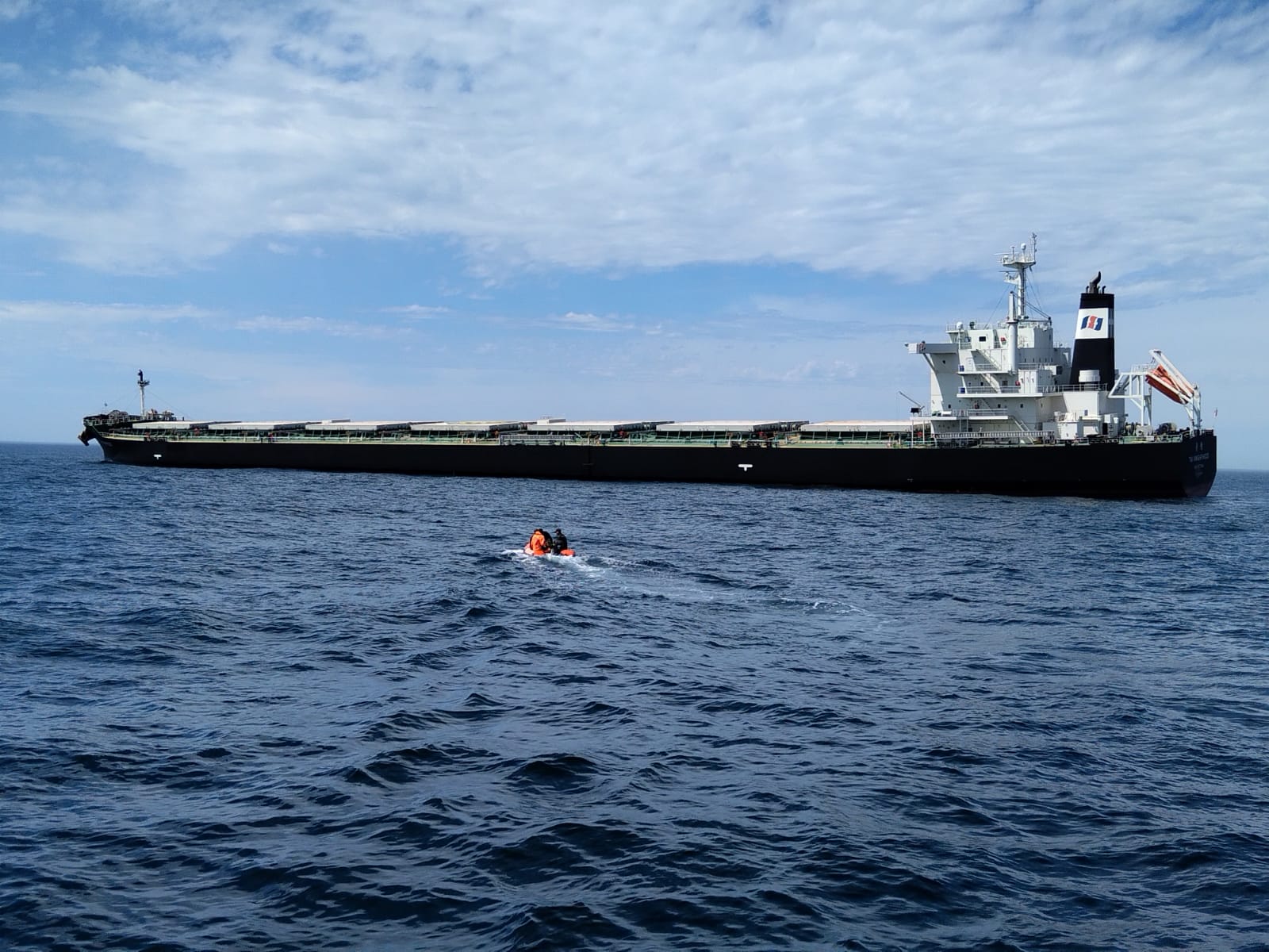 El carguero averiado en la salida del puerto de Quequén, permanece aún fondeado a cuatro millas del puerto