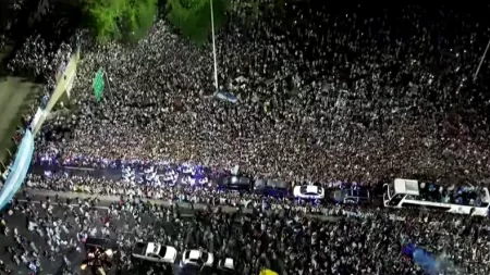 Desmedido. El Gobierno, sorpresivamente, decretó feriado nacional este martes para recibir a la selección nacional de futbol