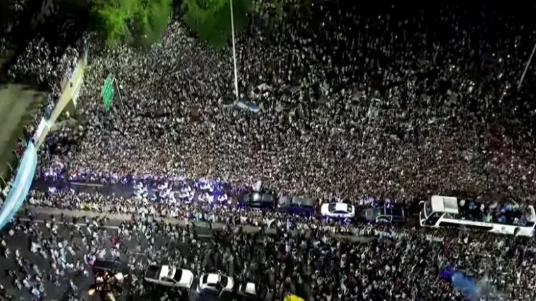 Desmedido. El Gobierno, sorpresivamente, decret贸 feriado nacional este martes para recibir a la selecci贸n nacional de futbol