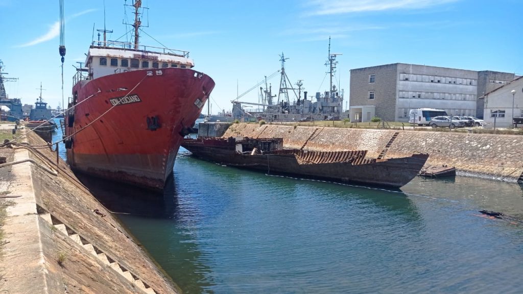 Llevaron hoy al varadero de la Base Naval Mar del Plata, al BP Don Luciano -Grupo Moscuzza- para iniciar tareas de desguace