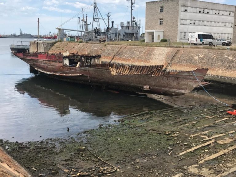 BP Magritte, esperando la pleamar para su último destino