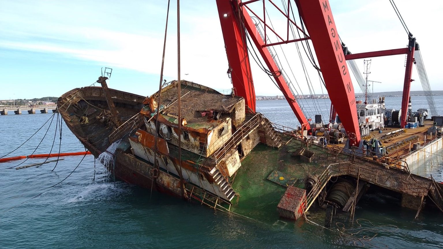 BP Pescargen IV. La grúa Magnus VI lo sostiene adrizado y se espera ponerlo a flote