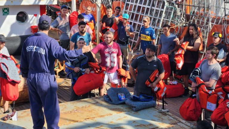 Entre zafarranchos e inspecciones, Prefectura supervis贸 zarpada de buques poteros