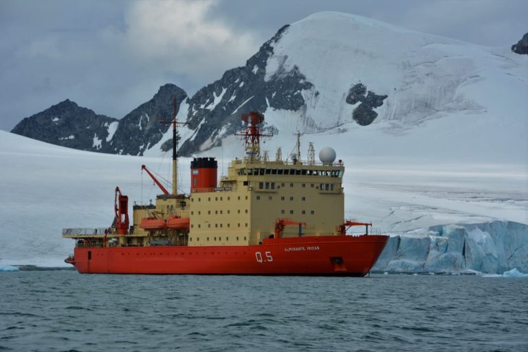 El Rompehielos ARA Almirante Irizar llegó a la Base Antártica Esperanza