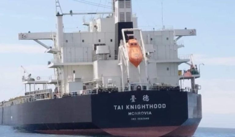 El buque cerealero Tai Knighthood, averiado en su malograda zarpada de Quequ茅n, lleg贸 escorado a Puerto Madryn para su reparaci贸n