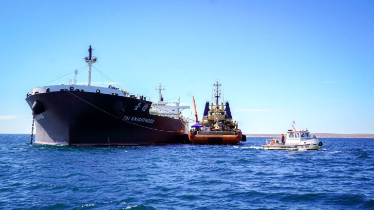 El granelero Tai Knighthood reparó el rumbo y continuó viaje