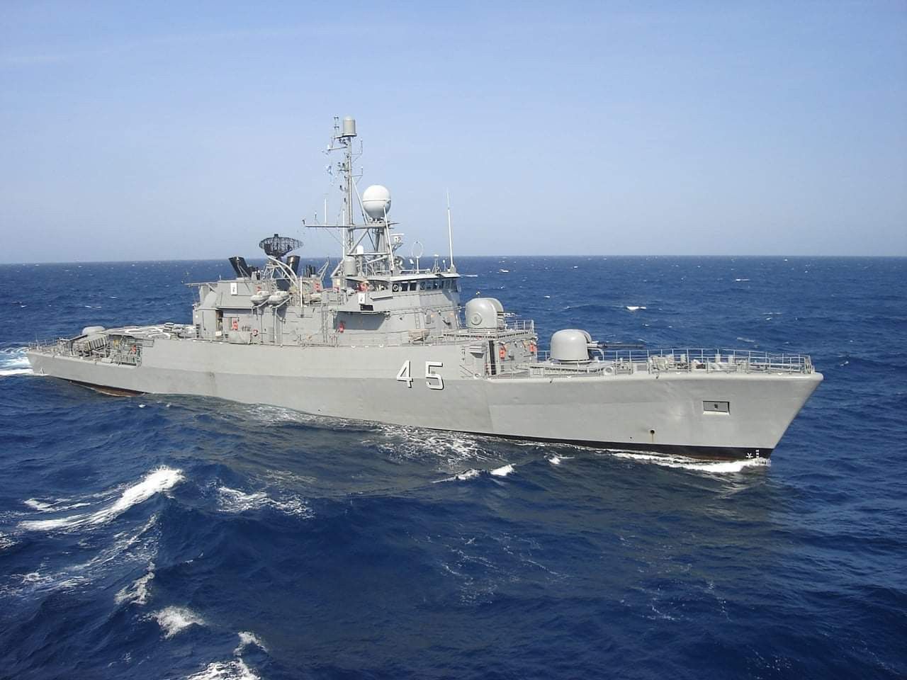 El Comando de la Flota de Mar destac贸 la corbeta P-45 ARA Robinson para vigilar, patrullar y controlar los espacios mar铆timos de la ZEEA