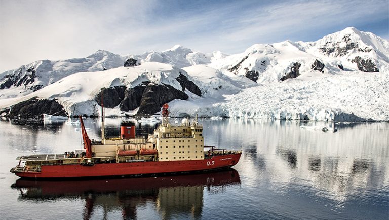 El Rompehielos ARA Almirante Irizar, en plena tarea de abastecimiento en las Islas del Atlántico Sur y penÃnsula Antártica