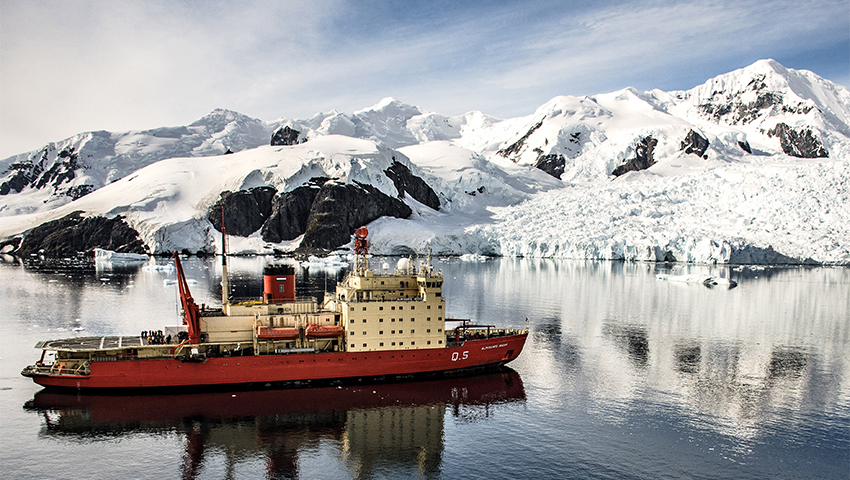 El Rompehielos ARA Almirante Irizar, en plena tarea de abastecimiento en las Islas del Atlántico Sur y península Antártica