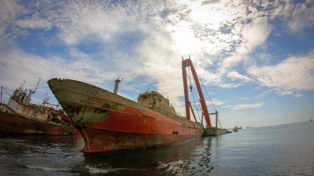 El BP Pescargen IV finalmente fue reflotado y depositado en la playa de Puerto Madryn para su desguace