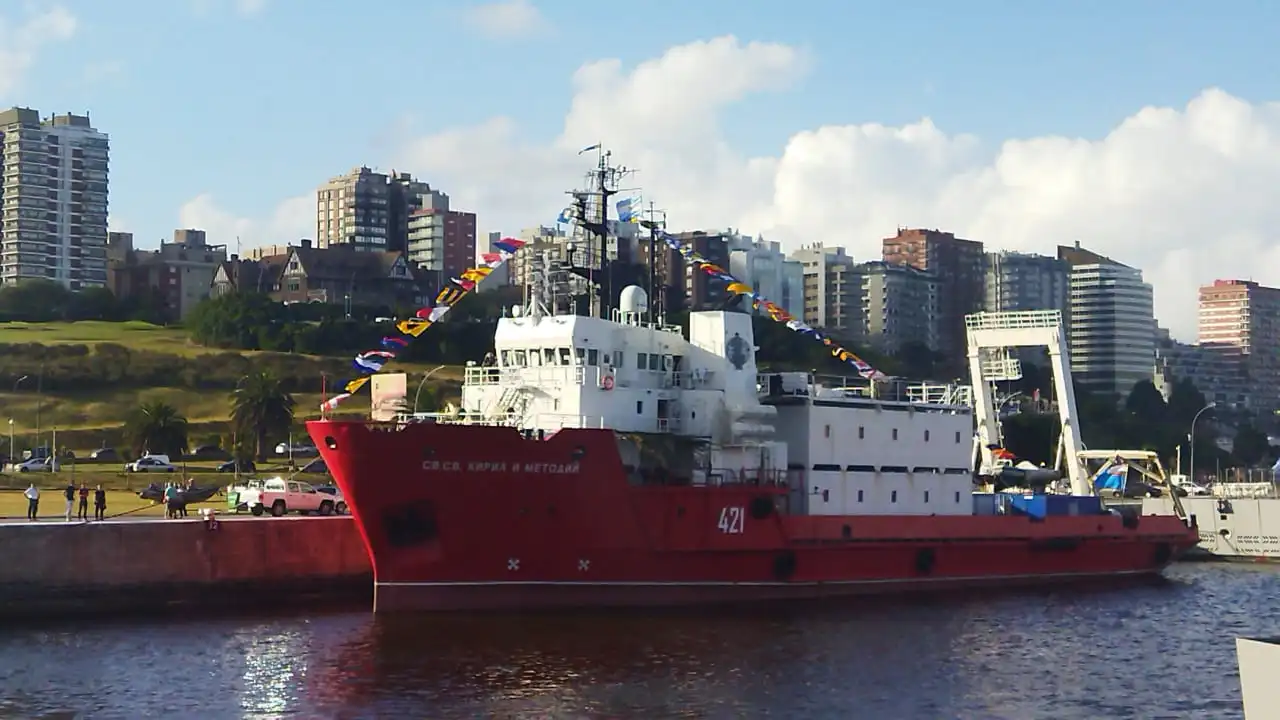 Por primera vez un buque polar búlgaro llegará a la Antártida. Ayer, ingresó a la Base Naval Mar del Plata