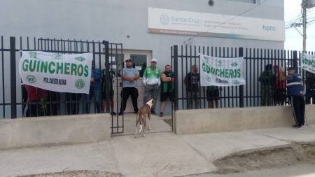 Trabajadores de la descarga piden más trabajo en Caleta Paula, Santa Cruz