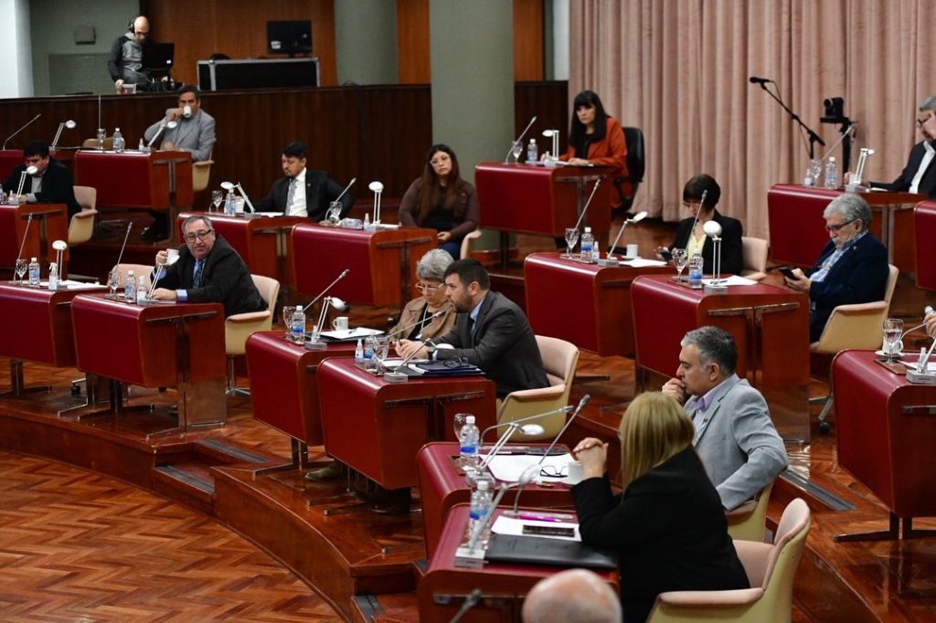 Suma amparo judicial la controvertida Ley de Pesca de Chubut