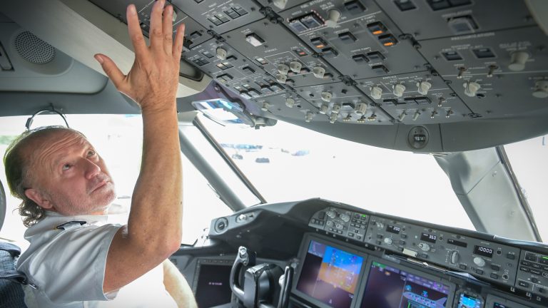 Duro comunicado de FeTraMar al piloto de avión Enrique Piñeyro por imprecisiones en informe sobre pesca ilegal