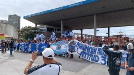 Ruidosa movilizaci贸n del SOMU por reclamo del primer tramo del acuerdo salarial 2023