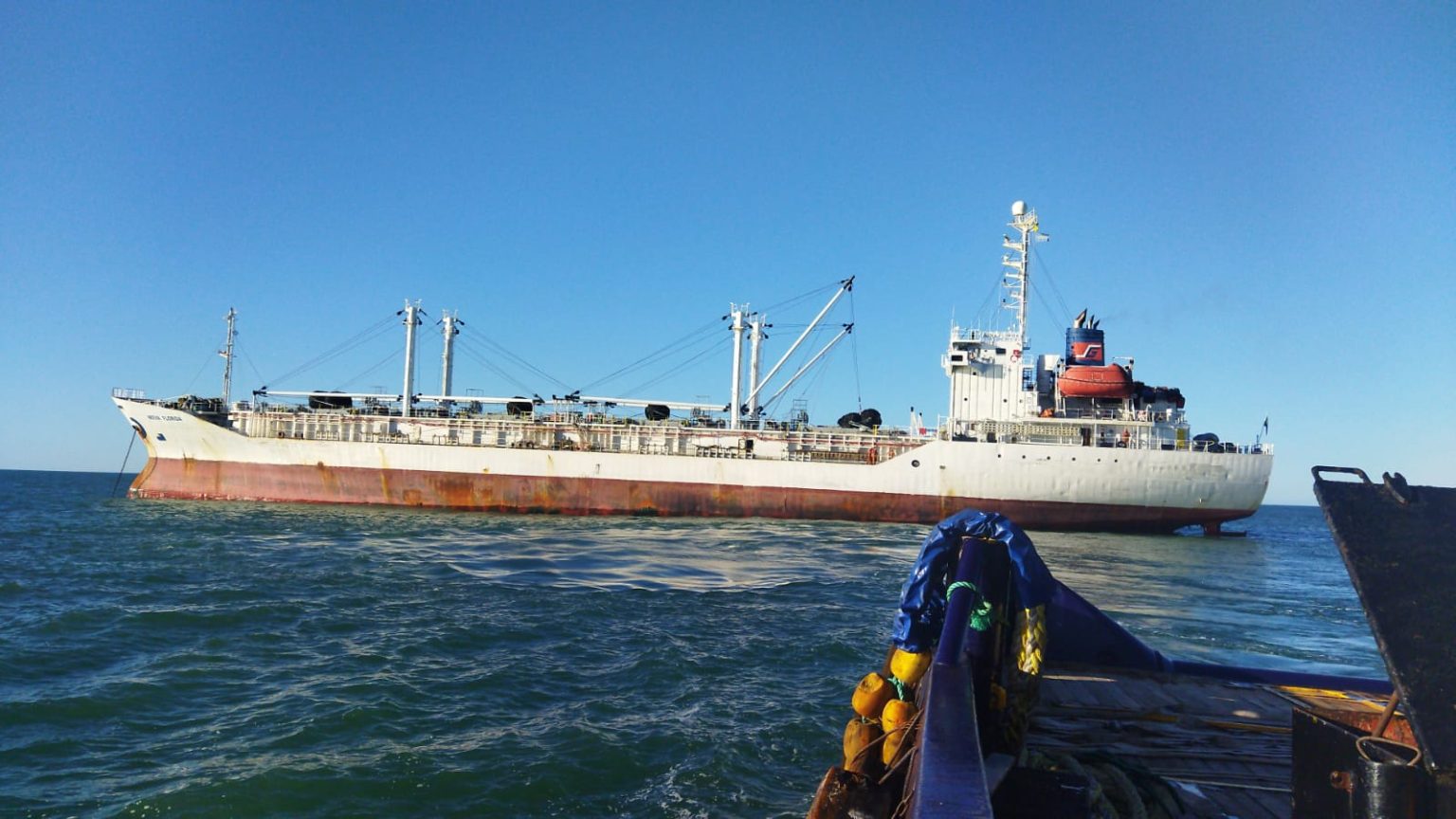 Doble vara. Un buque reefer que opera la milla 201 carga vÃveres e insumos en Mar del Plata