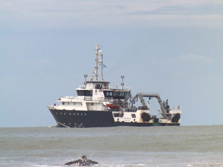 El BIP V铆ctor Angelescu a investigaci贸n y el BIP Eduardo L. Holmberg a dique