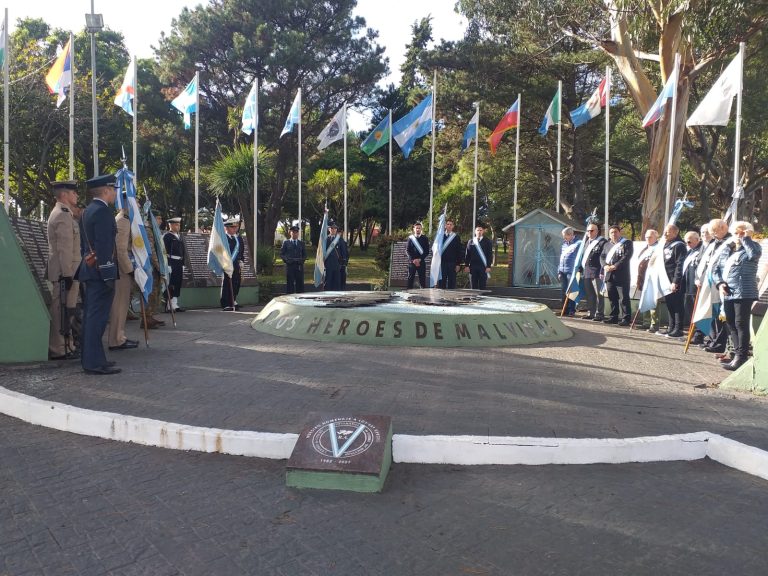 Sentido homenaje a v铆ctimas civiles del pesquero Narwal en la Gesta de Malvinas