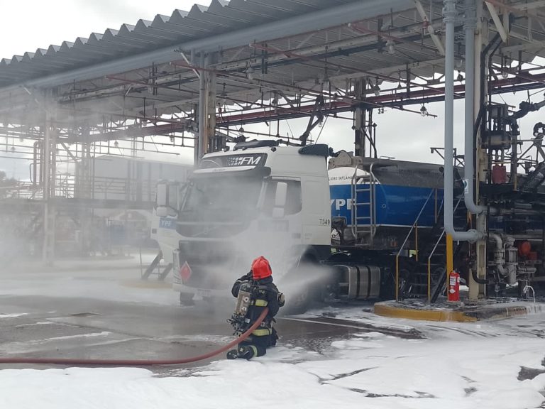 Simulacro de incendio en la terminal YPF del puerto local