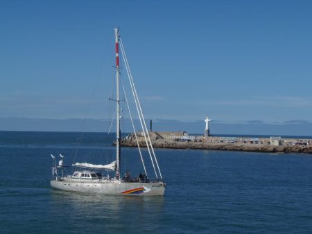 Velero oceánico de Greenpeace inspecciona zona de exploración offshore