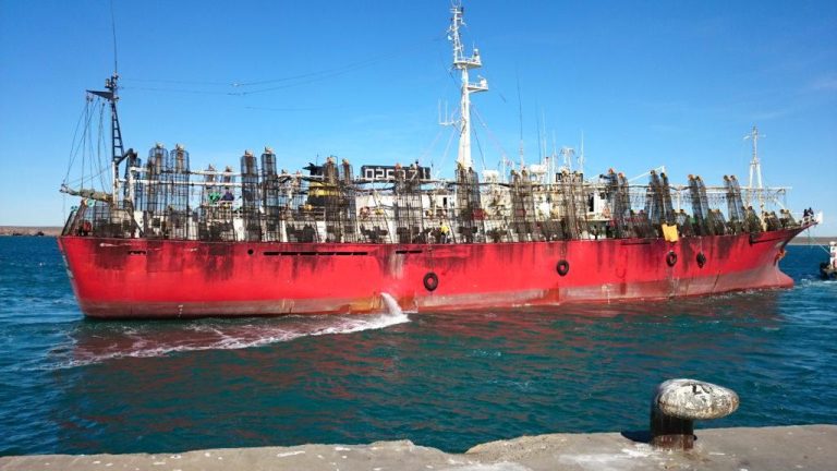 Puerto Deseado. Por medida de fuerza de estibadores, dos poteros recalan en Mar del Plata