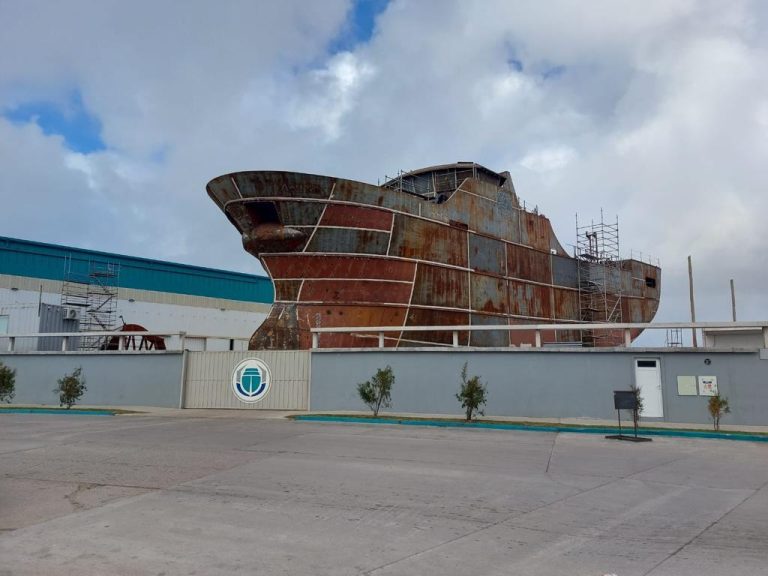 En el DÃa de la Bandera Argentina, movieron al BP Anita en SPI Astilleros