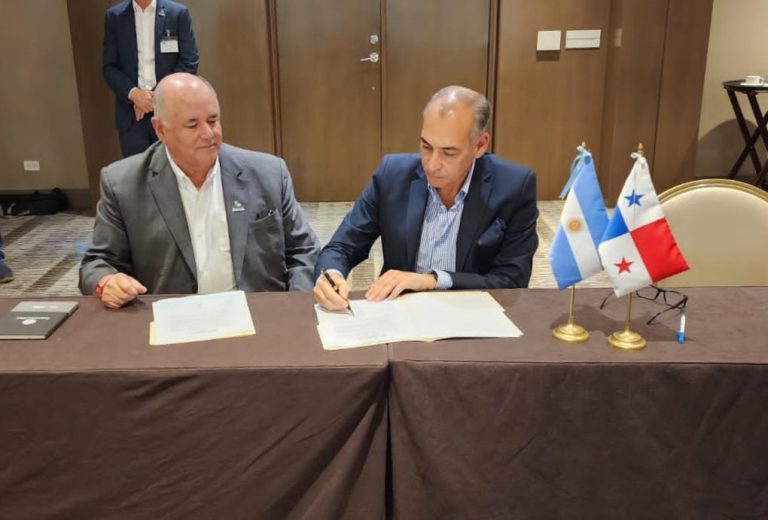 El Dr. Diego García Luchetti representante de Argentina, firmó el Acuerdo de Panamá para erradicar la pesca ilegal en Latinoamérica