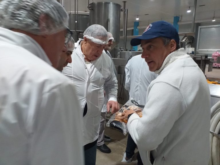 Miembros, asesores, bi贸logos y el presidente de la CTMFM de visita por instituciones ligadas a la pesca en nuestra ciudad