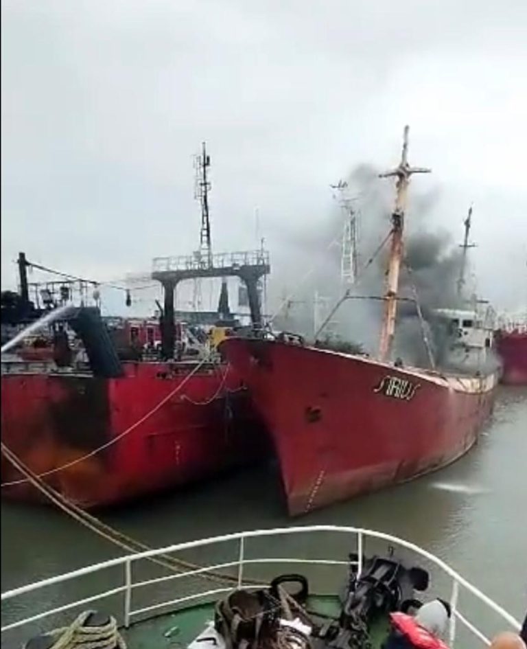 El BP Sirius, inactivo y en proceso de desguace se incendi贸 en la ma帽ana