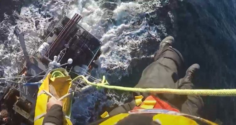 Chubut. Aeroevac煤an a un tripulante del BP Don Bocha