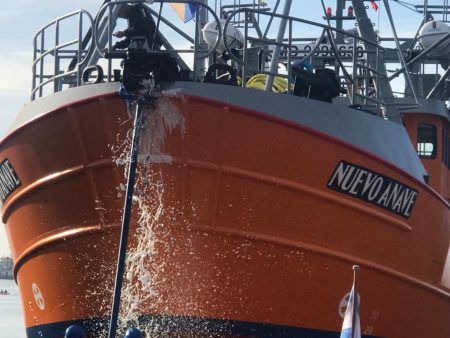 Botan en el Astillero Naval Federico Contessi al BP Nuevo Anave. Uno más con destino Rawson