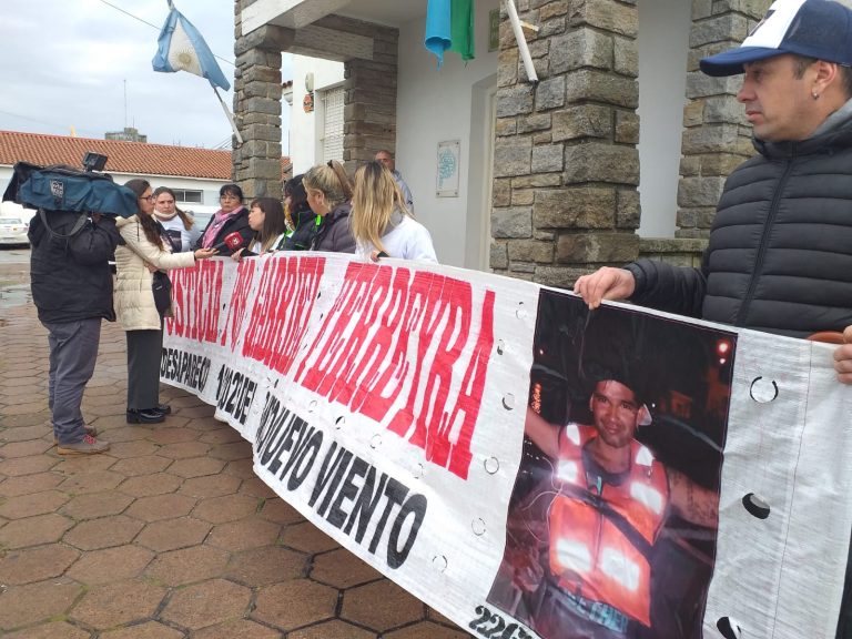 Familiares de Gabriel Ferreyra junto a la agrupación «Ningún hundimiento más» realizaron una conferencia de prensa