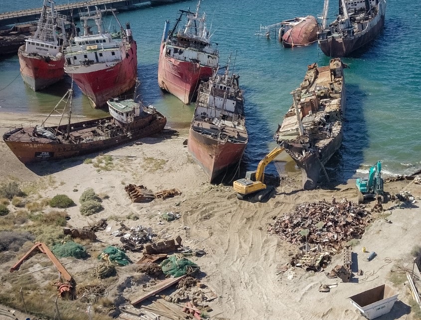 Retiran barcos varados de hace más de tres décadas en Puerto Madryn