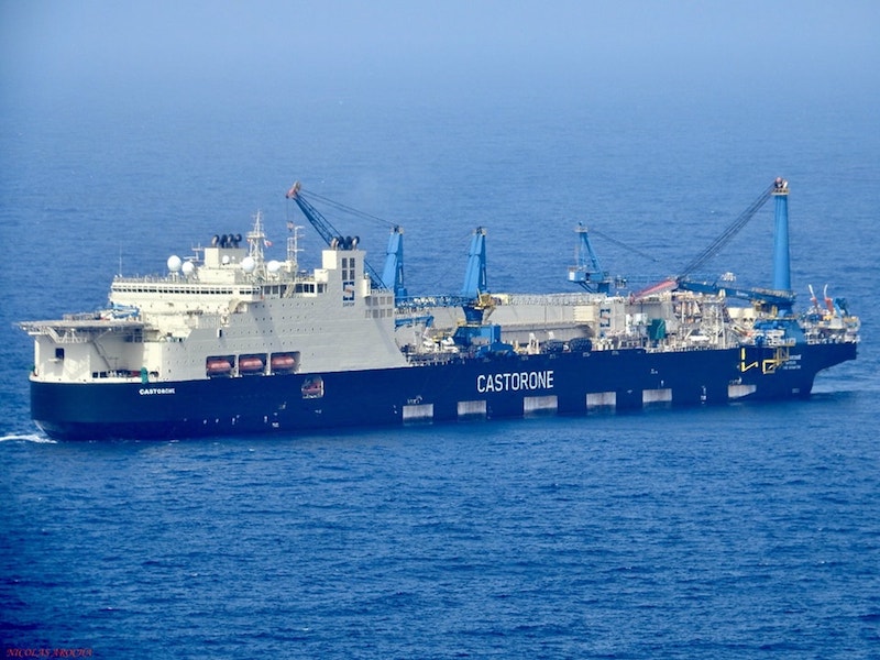 Explotación Offshore. El gigante Castorone terminó de extender caños entre Vega Pléyade y futura plataforma Fénix