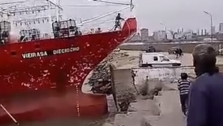 El Grupo S.A. Eduardo Viera se hará cargo de los daños en la estructura de la escollera norte tras el impacto del BP Vierasa Dieciocho