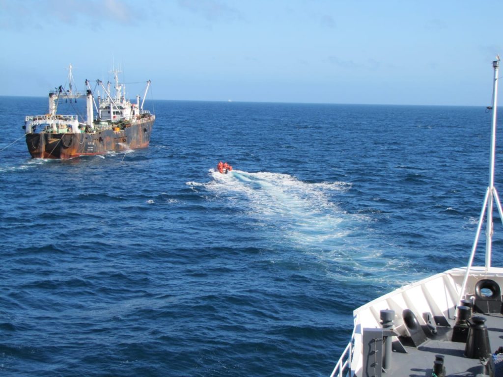 Turbias maniobras de pesca ilegal china bajo la lupa de Estados Unidos