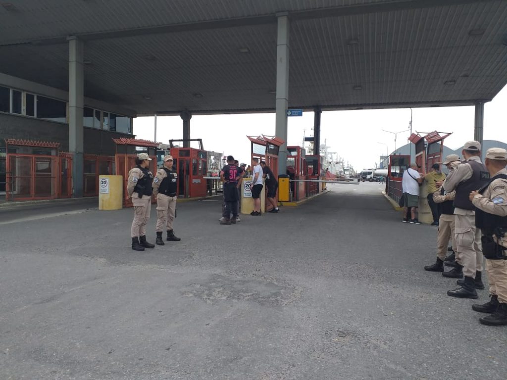 Protesta de estibadores impidió ingreso de contenedores a la TC2