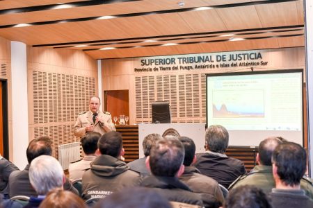 Jornada de Control y Vigilancia de Espacios Mar铆timos, en Tierra del Fuego