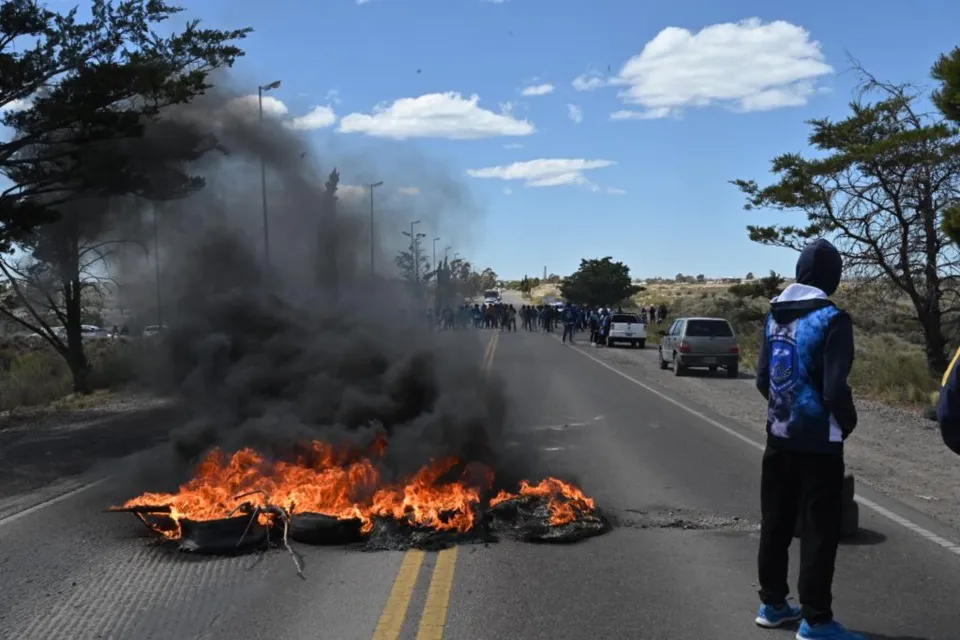 Escalada del conflicto gremial de Rawson lleva al corte de rutas en Chubut